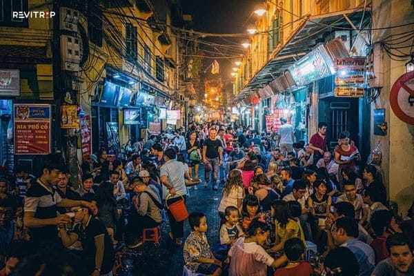 Ta Hien Street at night