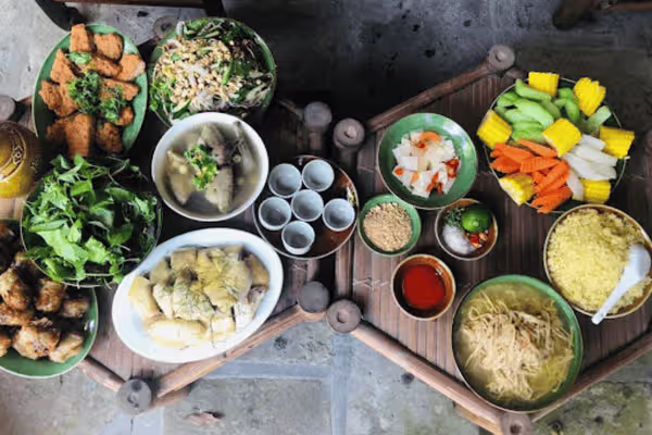 The Bat Trang feast table is full of delicious traditional dishes.