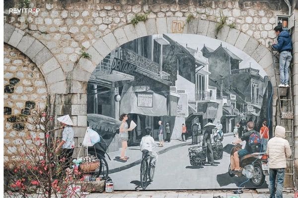 Wall painting at Phung Hung Street 