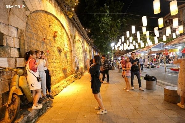 Phung Hung Street at night