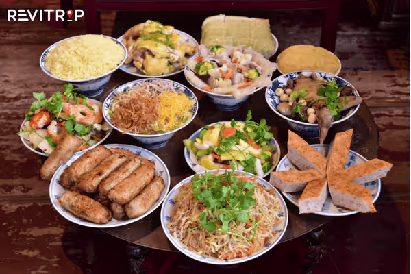 Delicious dishes commonly found on Bat Trang's feast table.