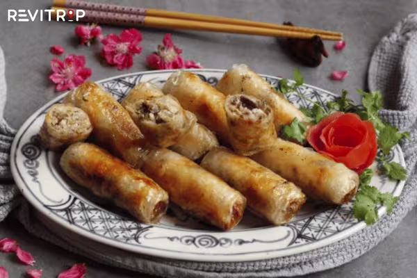 Pigeon spring rolls are skillfully and beautifully wrapped.