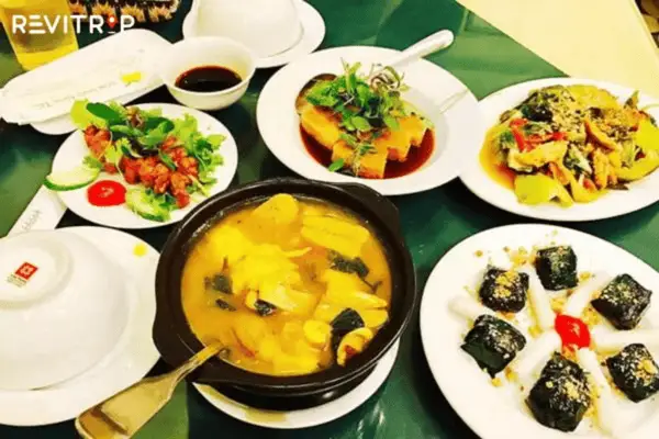 Vegetarian meal at Nang Tam restaurant