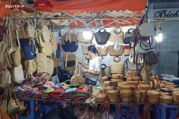 A stall in Dong Xuan night market