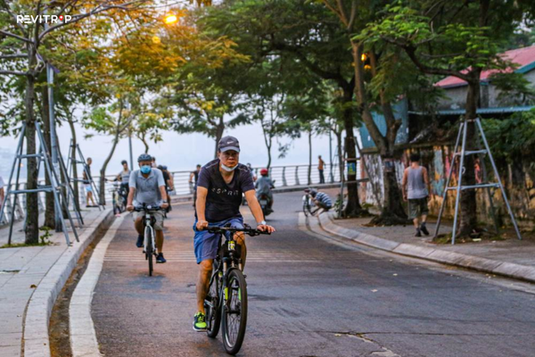 Cycling around West Lake