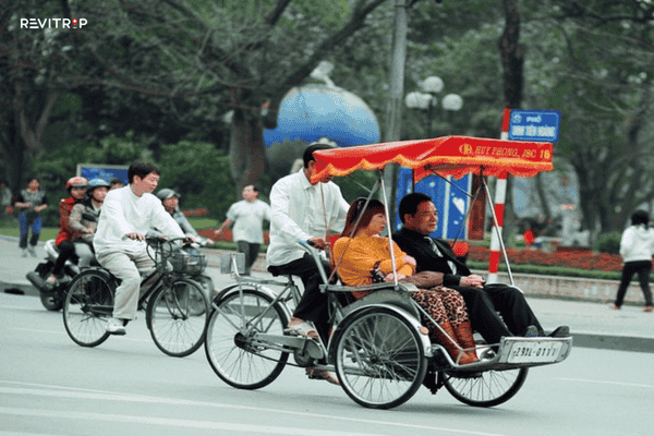 Cyclo tour around Hoan Kiem Lake