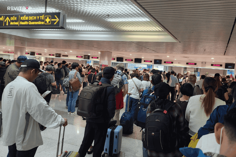 Crowded immigration queue at Noi Bai Airport (HAN) in Hanoi