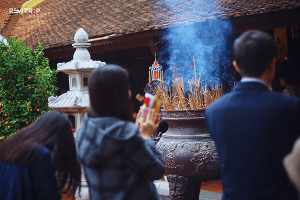 Tet temple visit in Hanoi: quiet and respectful crowds