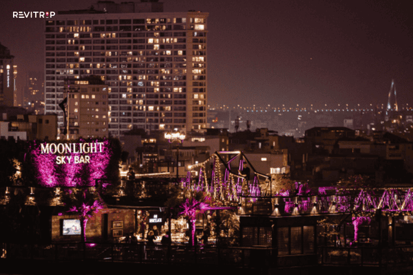 The modern, luxurious space at Moonlight Sky Bar brings you a romantic evening