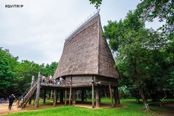 The gardens feature traditional structures, including the communal houses of the Bahnar or Giarai ethnic groups which can reach up to 30 metres high. 