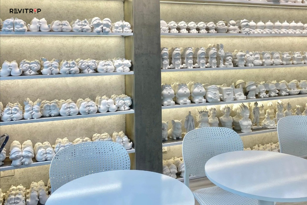 Cafe Chantun is designed in a modern art style.