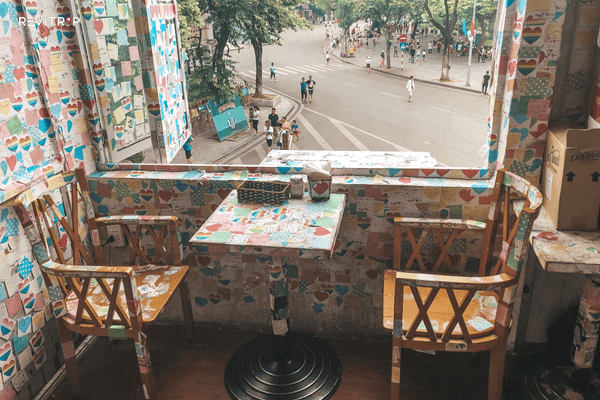 Who Goes to The Note Coffee Hanoi - And What They Say