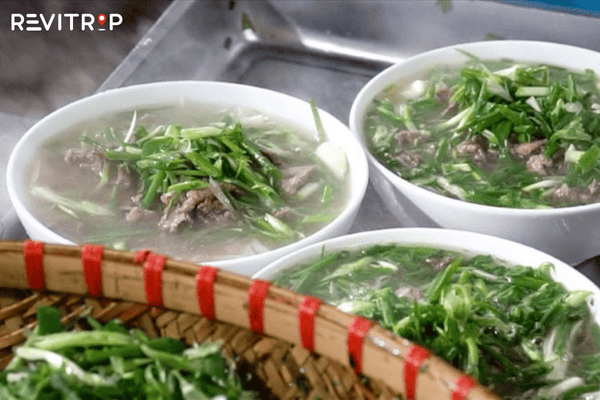 In the biting cold of winter, just stop by Pho Thin Bo Ho, order a bowl of rare beef pho, and with the first sip of broth, you'll feel your whole body warm up.
