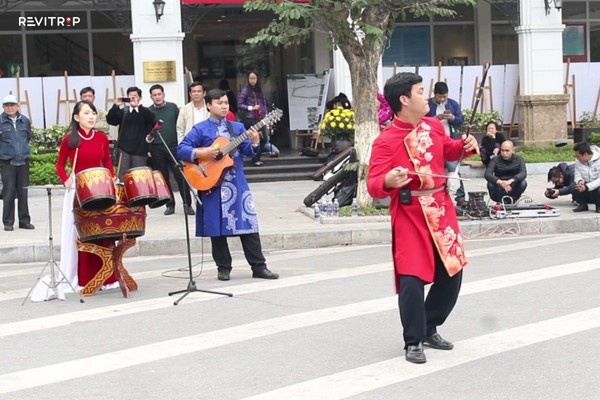 Traditional show at Hoan Kiem Lake (nearby Dong Xuan night market)
