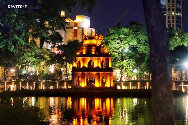 Hoan Kiem Lake scenery