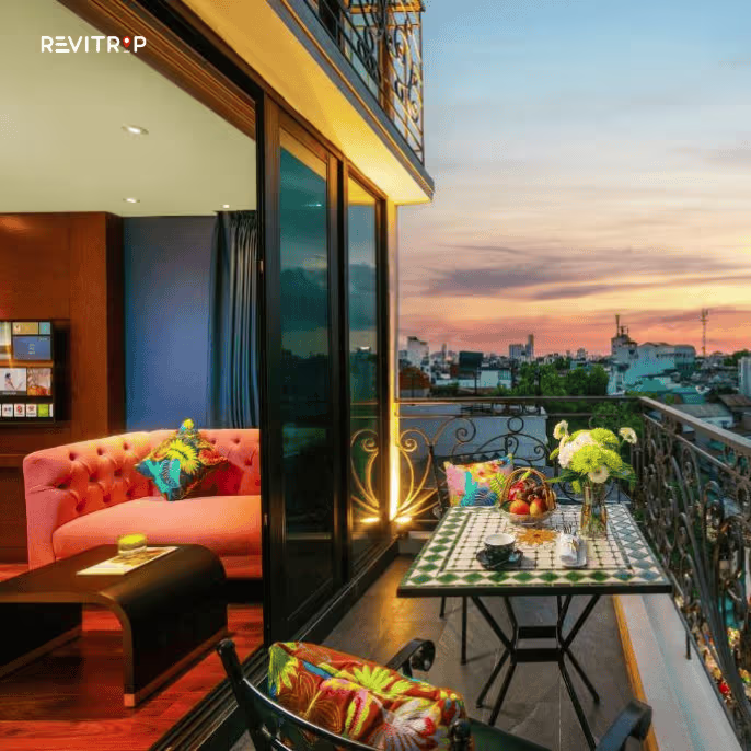 hotel near Ho Guom Walking Street with lake view