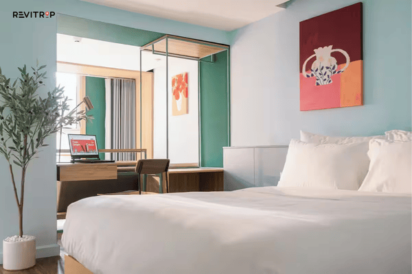 hotel near Ho Guom Walking Street booking tips