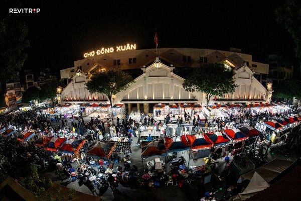 An overview of Dong Xuan Night Market in Hanoi