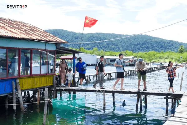 Nha Tren Bien (The Floating House) 