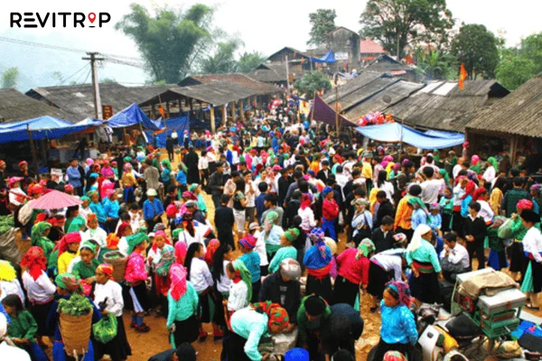 The bustling scene at Khau Vai market.