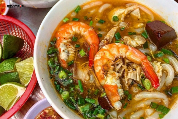 Banh canh cua is a thick crab noodle soup 
