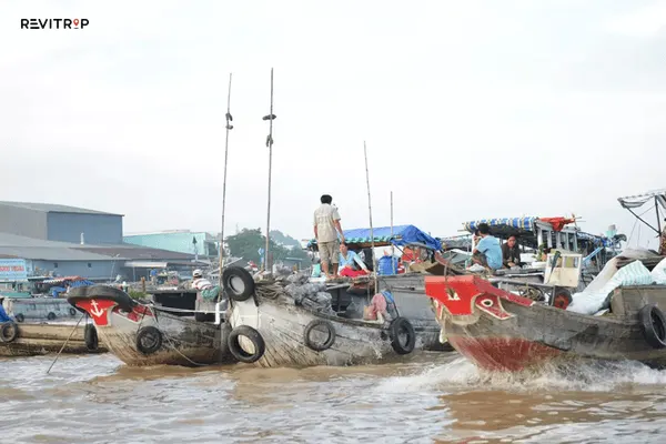 Cai Rang Floating Market in Can Tho during the dry season
