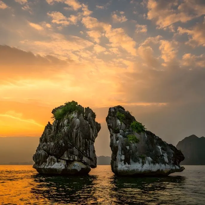 Ha Long - The Kissing Rocks