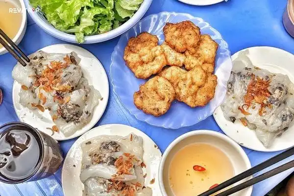 Banh Cuon Cha Muc (Squid Cake with Steamed Rice Rolls)