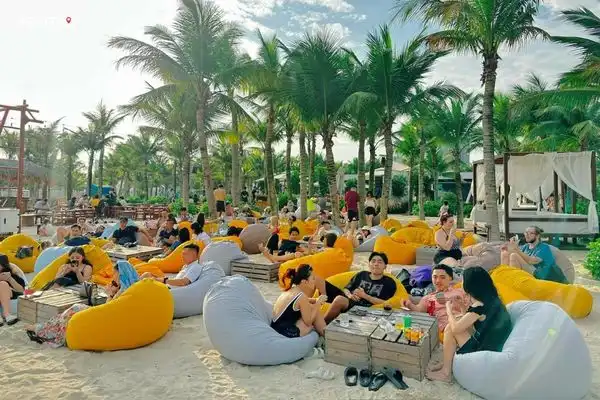 Bai Chay coastline bars