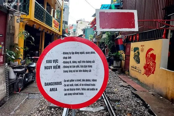 Hanoi Train Street, past closure