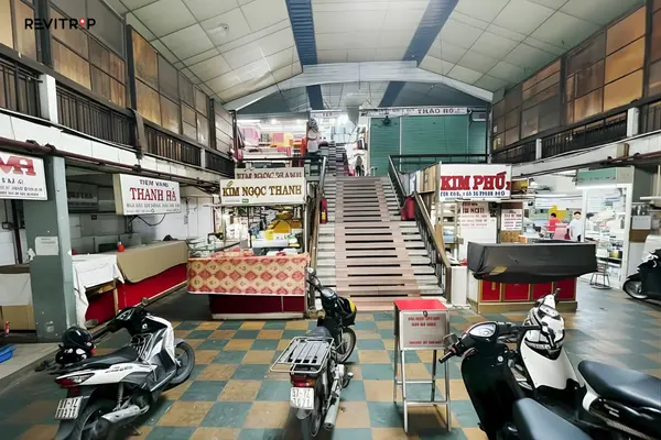 Ba Chieu Market is easy to reach by several different means of transport.