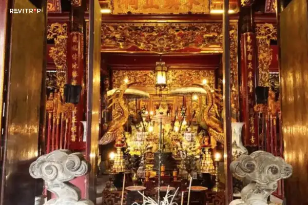 Bach Ma Temple interior