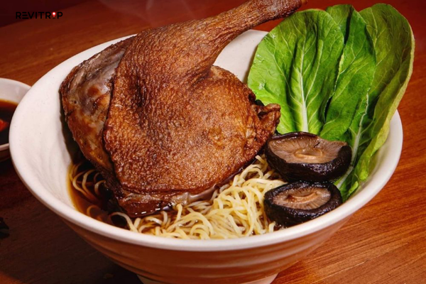 Mi vit tiem is a Chinese-influenced Saigon lunch dish