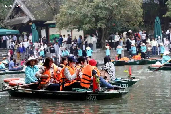 The crowded scene at Trang An Landscape Complex