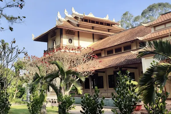 Buu Long Pagoda offers exceptional photography opportunities