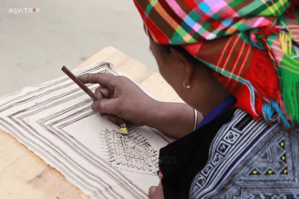 Beeswax painting and indigo fabric in Sa Pa