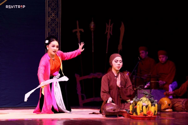 Traditional Hat Cheo performers in Vietnam